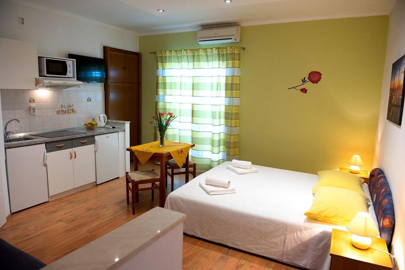Apartments And Rooms Robi Podstrana Extérieur photo